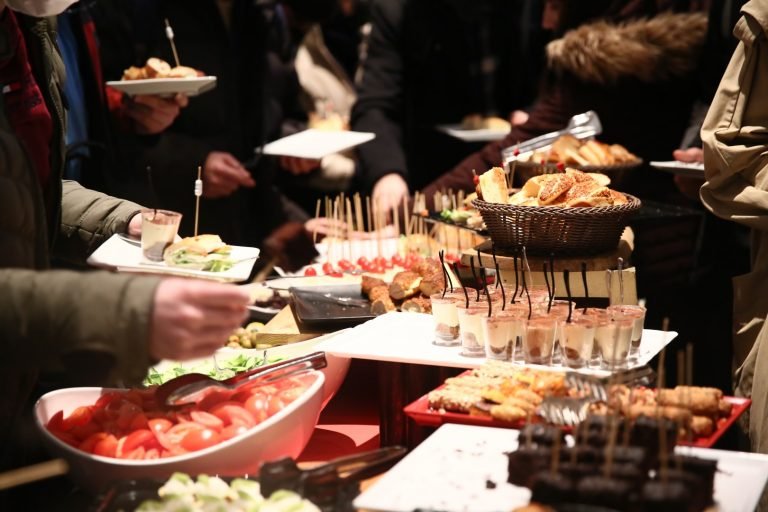 Lezzetli ve Estetik Sunumlar Catering Etkinliklerinde Masa Dekorasyonu İpuçları